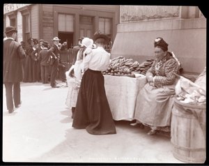 Ansicht eines Obstverkäufers im Battery Park, vermutlich wartend auf Einwanderer von Ellis Island, New York, um 1901